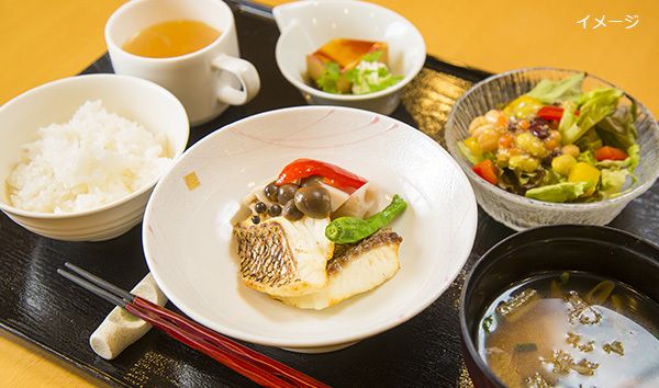 白身魚がメインの皿だと味噌汁の付いた和食