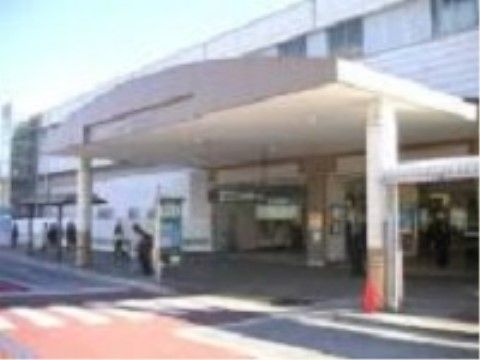 施設の最寄り駅はたくさんの人が利用する大きな駅である。駅前からはバスが出ているので、交通の便もよい。