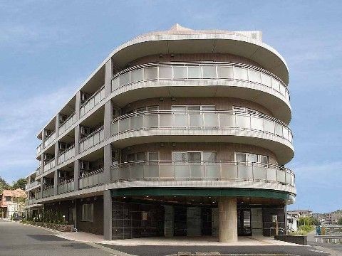 提携している施設の建物は、鉄筋コンクリート造の５階建てである。１階に入口があり、階段に手すりが設置されている。