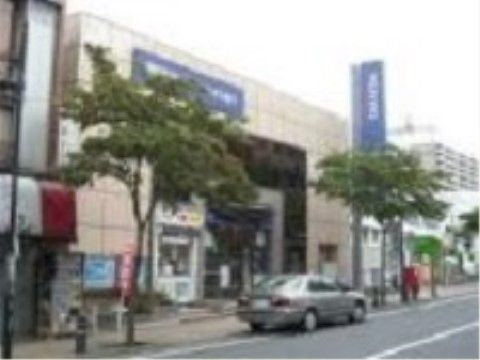 大きな通りに面した場所には、都市銀行の支店がある。普通預金だけではなく、定期預金の預け入れや、払込みを行うときに便利である。