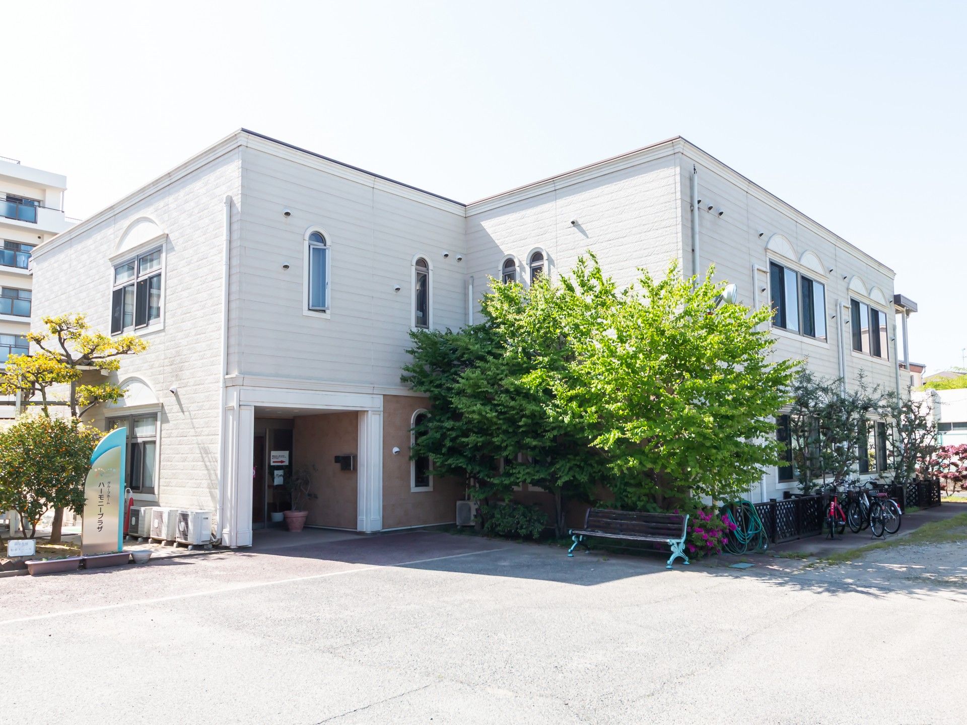 緑に囲まれた建物の外観