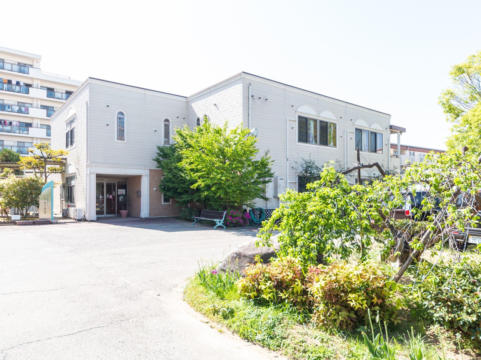 緑豊かな建物の外観