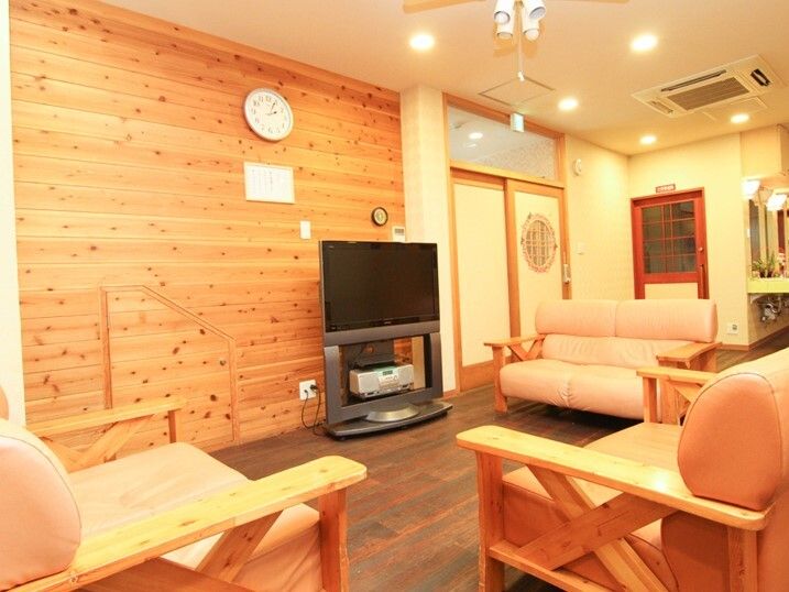 テレビが置かれたリビングには複数の椅子も置かれ、障子威風の窓が設置されたドアなど、和の雰囲気もある。