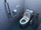 介護施設の明るいトイレ設備