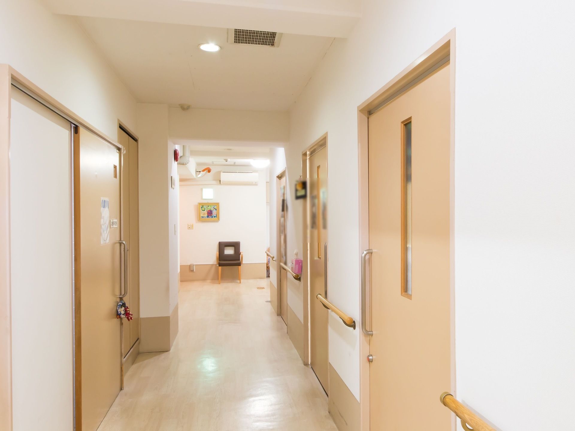 横幅の広い廊下である。両側にある部屋の扉は、スライド式となっている。壁面に沿って、手すりが設置されている。