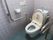 洋式トイレが設置されており、壁はタイル張りである。手すりが便器の両側にあり、体を支えながら利用することができる。