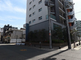 都市の通りと建物が映っている