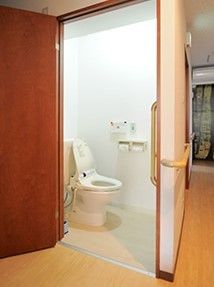 廊下には手すりが設置され、トイレには呼び出しボタンがある。