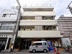 ４階建ての建物は白を基調としていて、周りの景観にもよくなじんでいる。