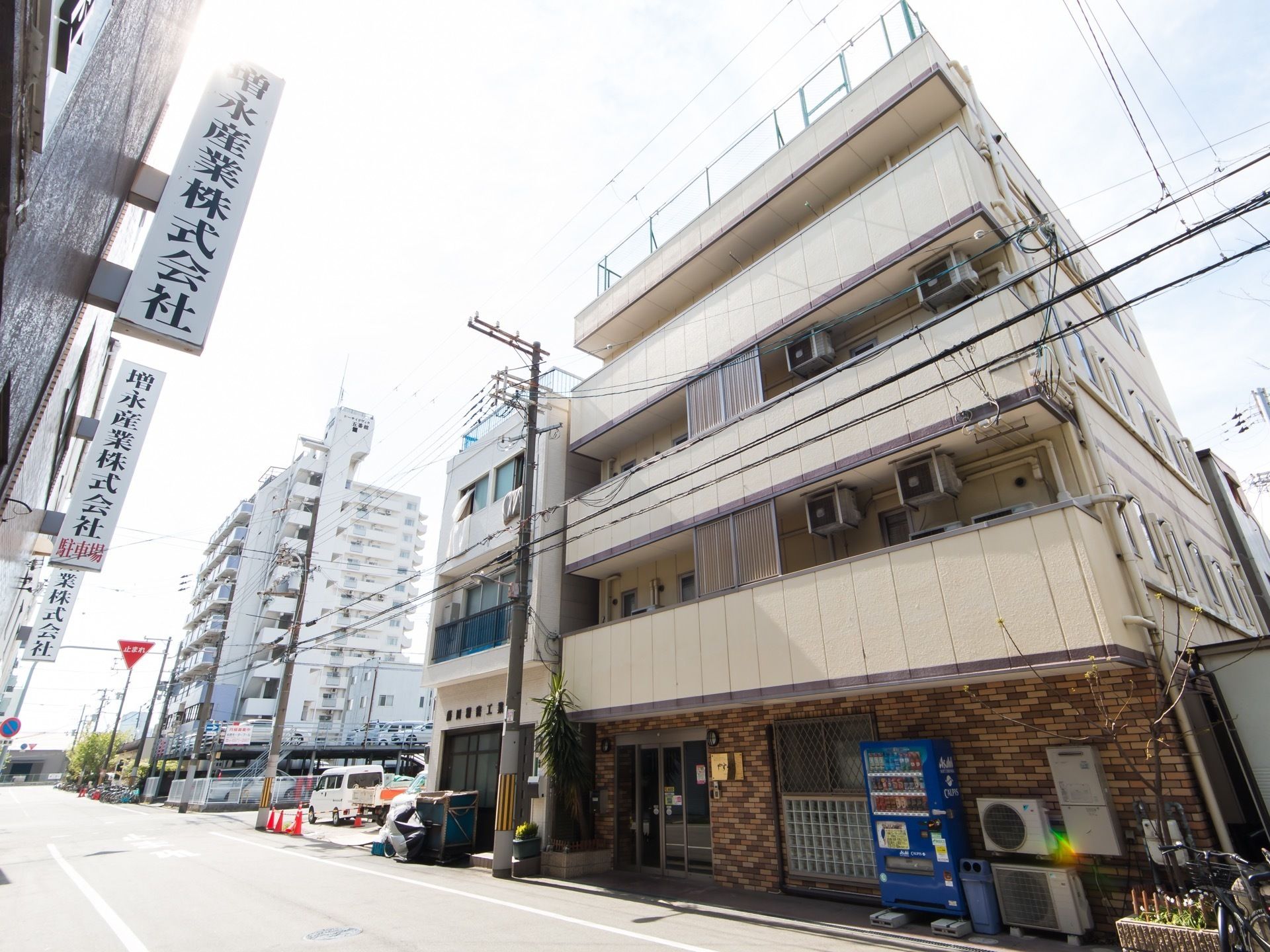 地上４階建てで、最上階には屋上がある。１階部分には自動販売機が設置されている。全室にはエアコンがあり、快適に過ごすことができる。