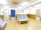 介護施設の居間の明るい風景