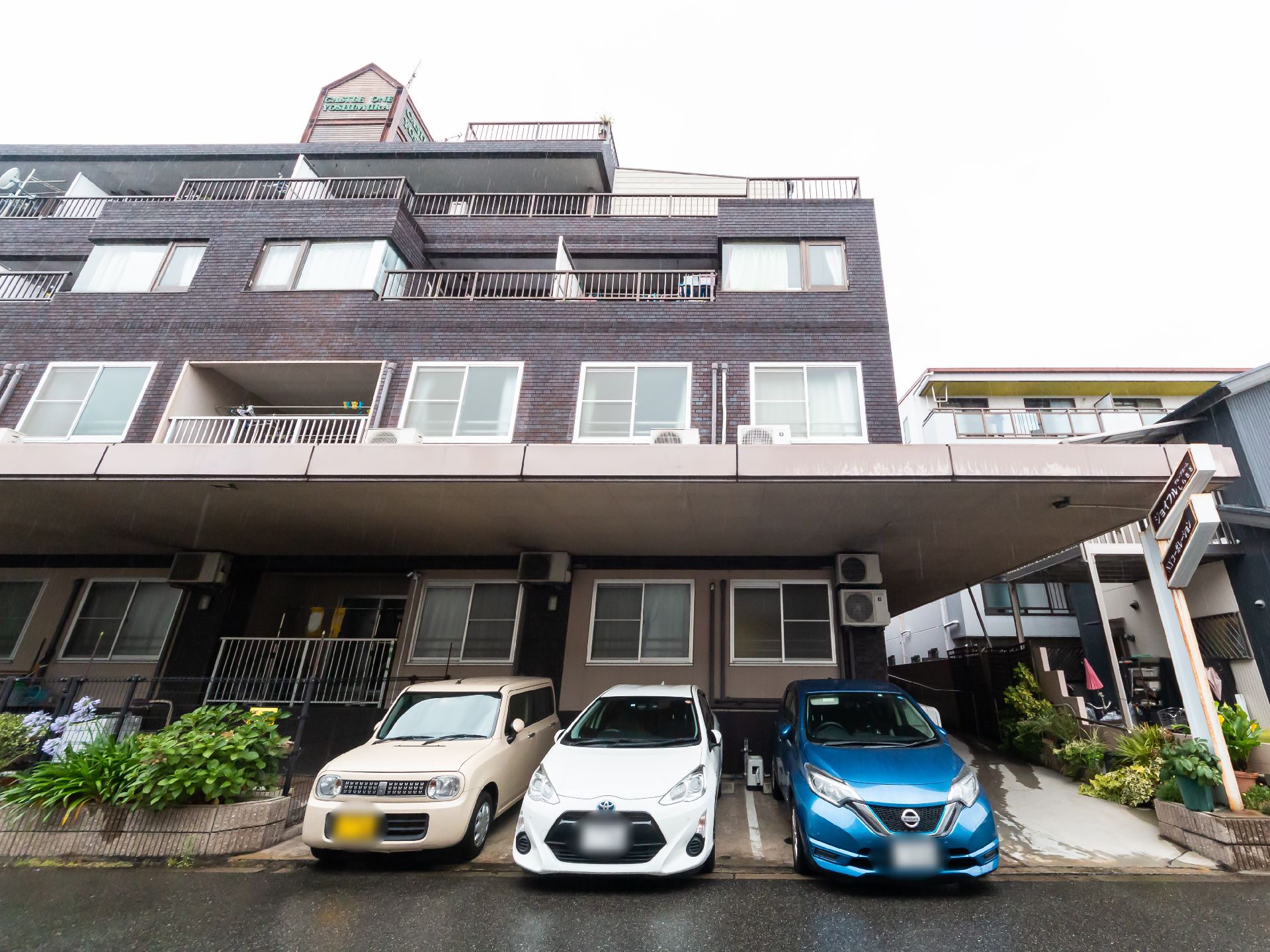 近隣に駐車場のある介護施設の外観