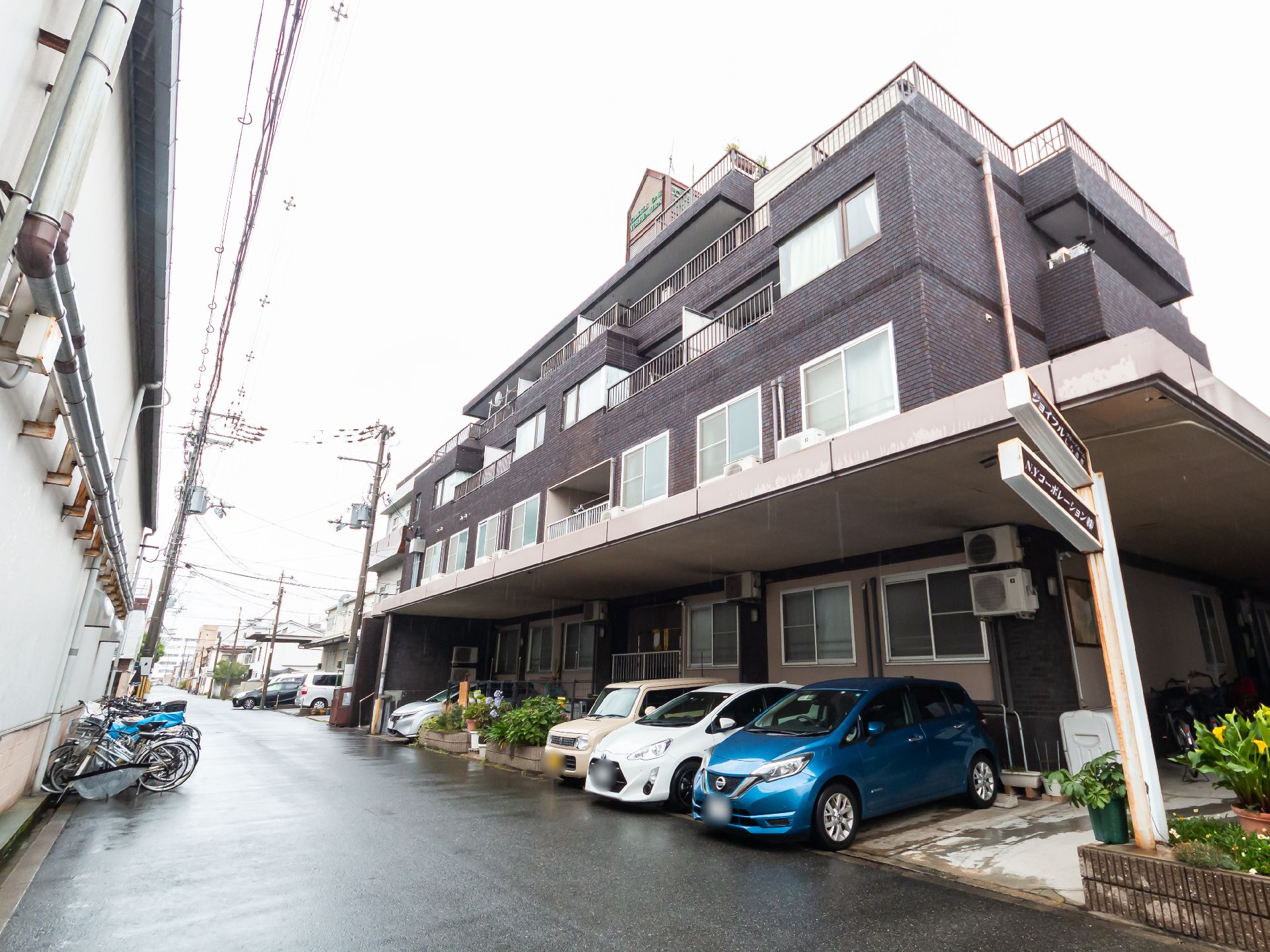 施設前の道路から写された、駐車場を含む施設全体の外観