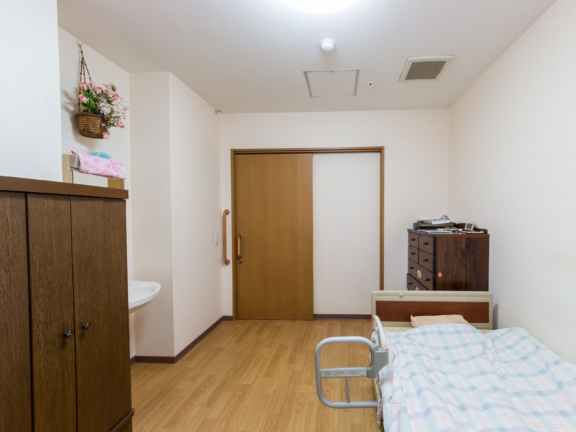 収納棚が設置されている居室