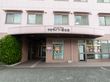 ピンクを基調とした３階建ての介護施設の外観