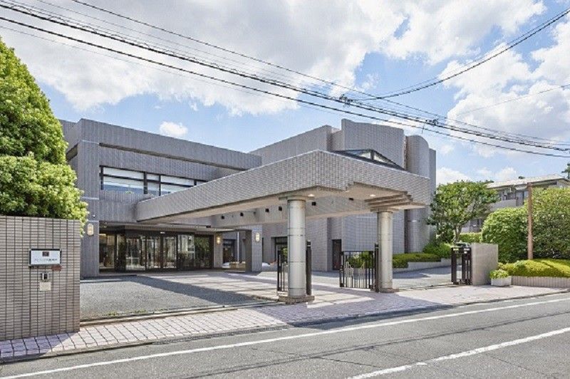 敷地内はバリアフリーになっていて、外の道路もきれいに舗装されて段差が少ない。車椅子をご利用の方も楽に出入りができる。