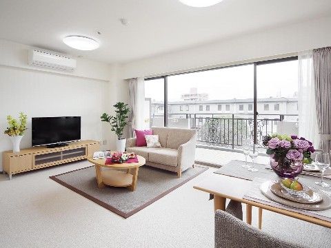 とても大きな窓がついており、明るく開放感がある。テラスは十分な広さがあり、デザインの入ったフェンスが付いている。