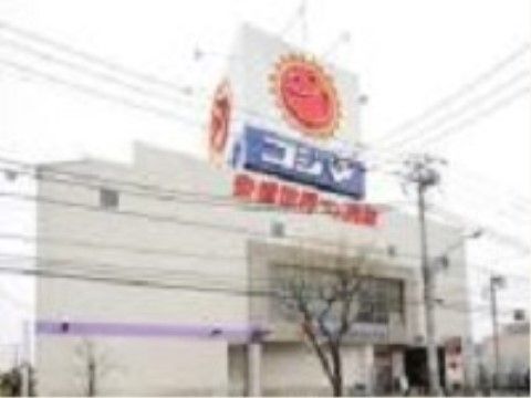 施設の近くにある大型家電量販店の外観である。かなり大きな建物であり、屋上部分には店舗名とシンボルマークが付いている。