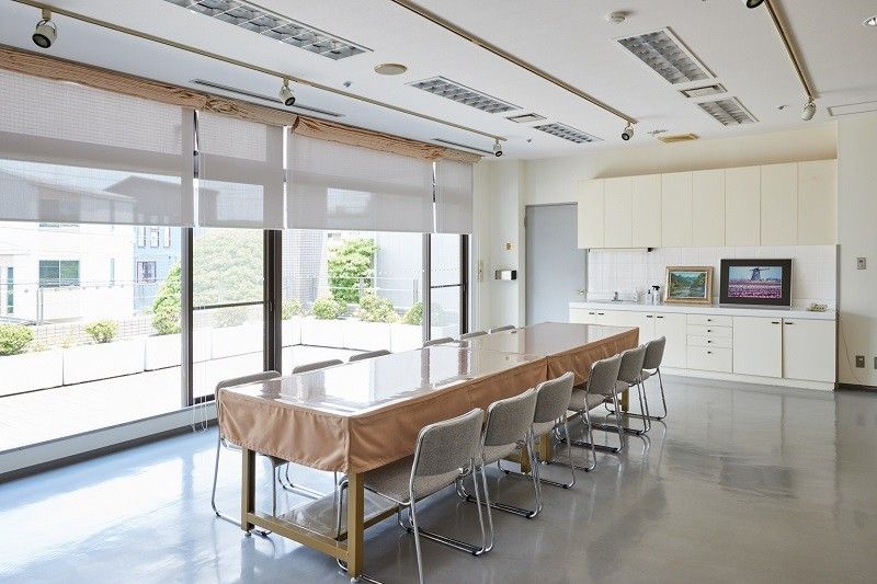 建物と建物の間の空間を中庭として活用している。中央に大きな木が植えてあり、そこから放射状に通路が伸びている。