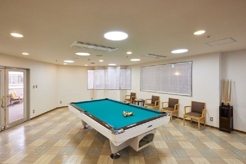 奥行きのある室内には、壁に寄せてさまざまな種類のトレーニング機器が設置されている。座って安全に運動できる器具がそろっている。