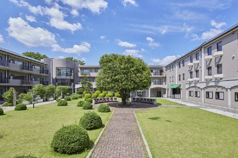 居室内は明るく広々として、親しみやすい雰囲気。寝室部分の引き戸を開ければ、一つの大きな部屋としても利用できる。