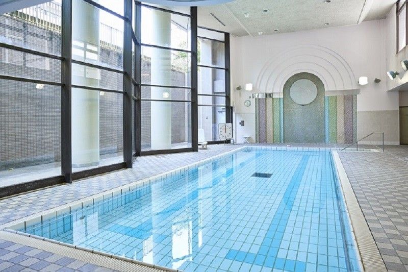 建物内には広々として開放的な室内プールが設置されている。２レーン用意されているので、同時に複数人が利用できる。