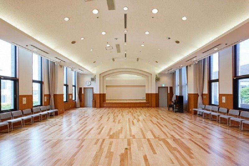 居室の玄関を入ると、白を基調とした明るく清潔感のあるフロアが広がっている。収納スペースには棚が設置され、細かく荷物を分けて収納できる。