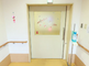 介護施設の明るい廊下の様子