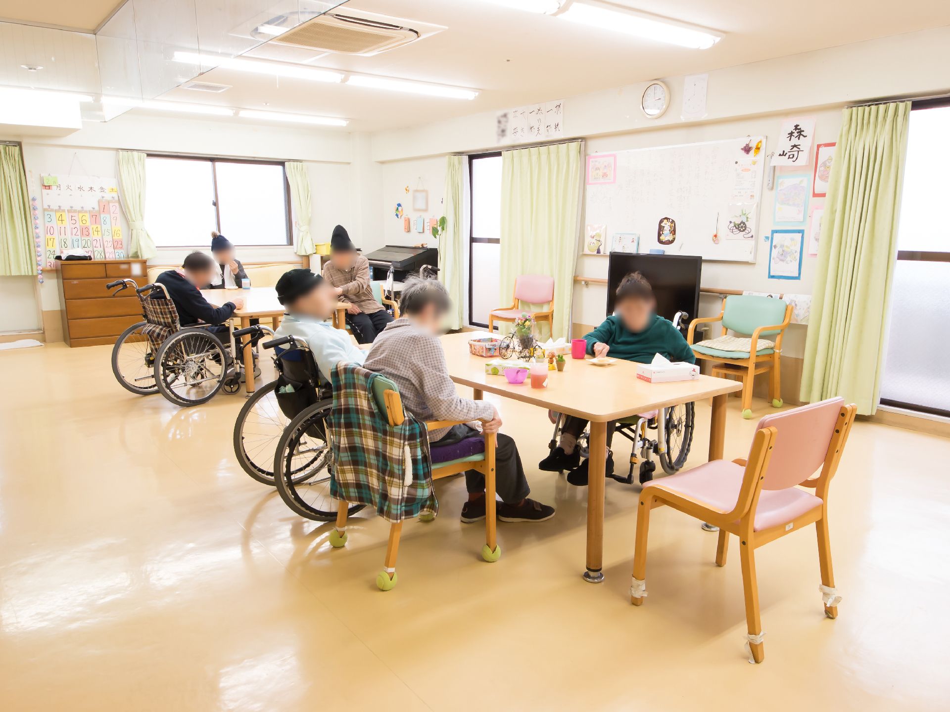 薄いグリーンのカーテンが特徴の広々としたダイニングルーム