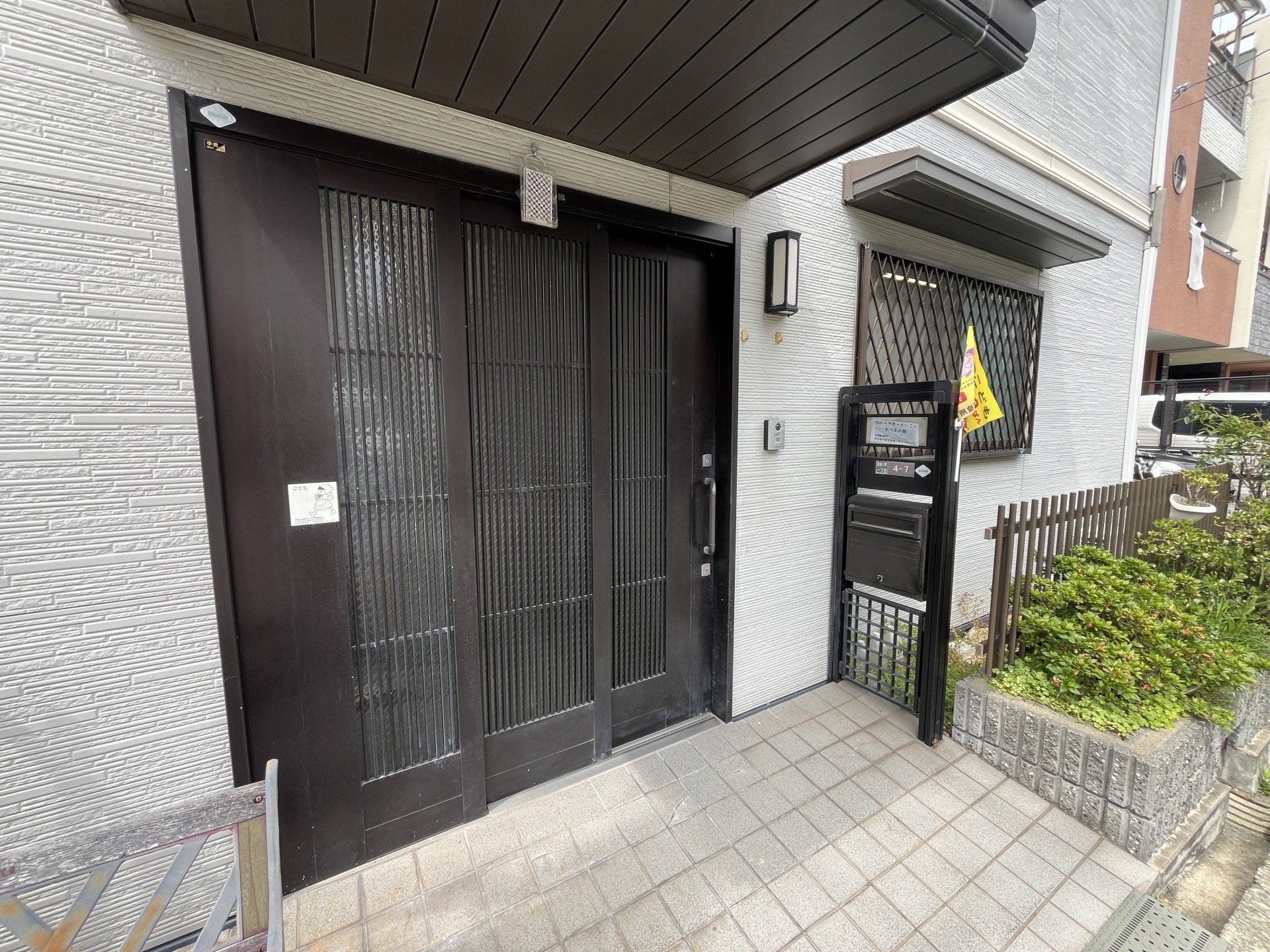 落ち着いた玄関の外観