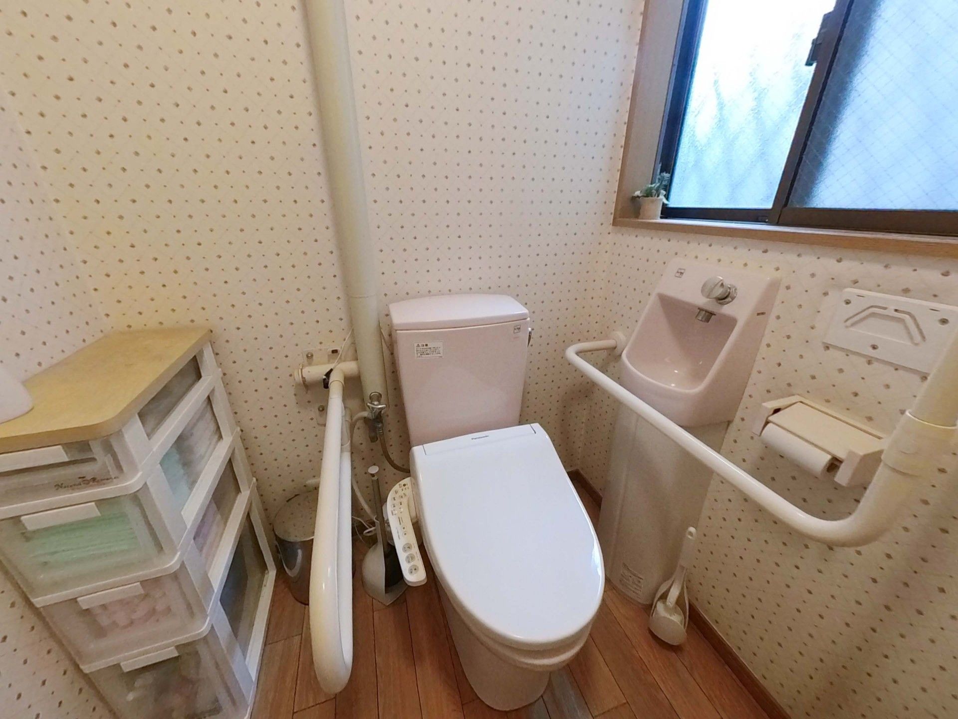 手すり付きのトイレ