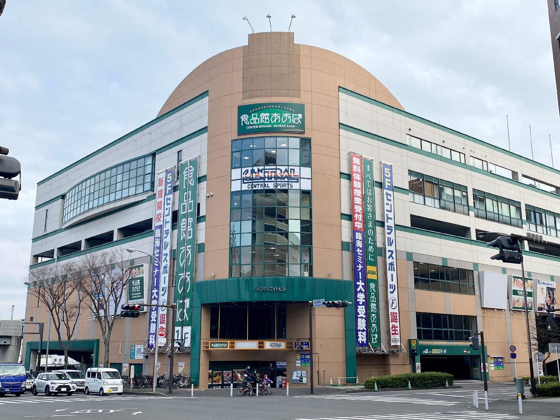 ６階以上ある大きな家具店。大きな道路に接しており、広い駐車場もある。施設から近いため、家具など新調する際などに便利である。