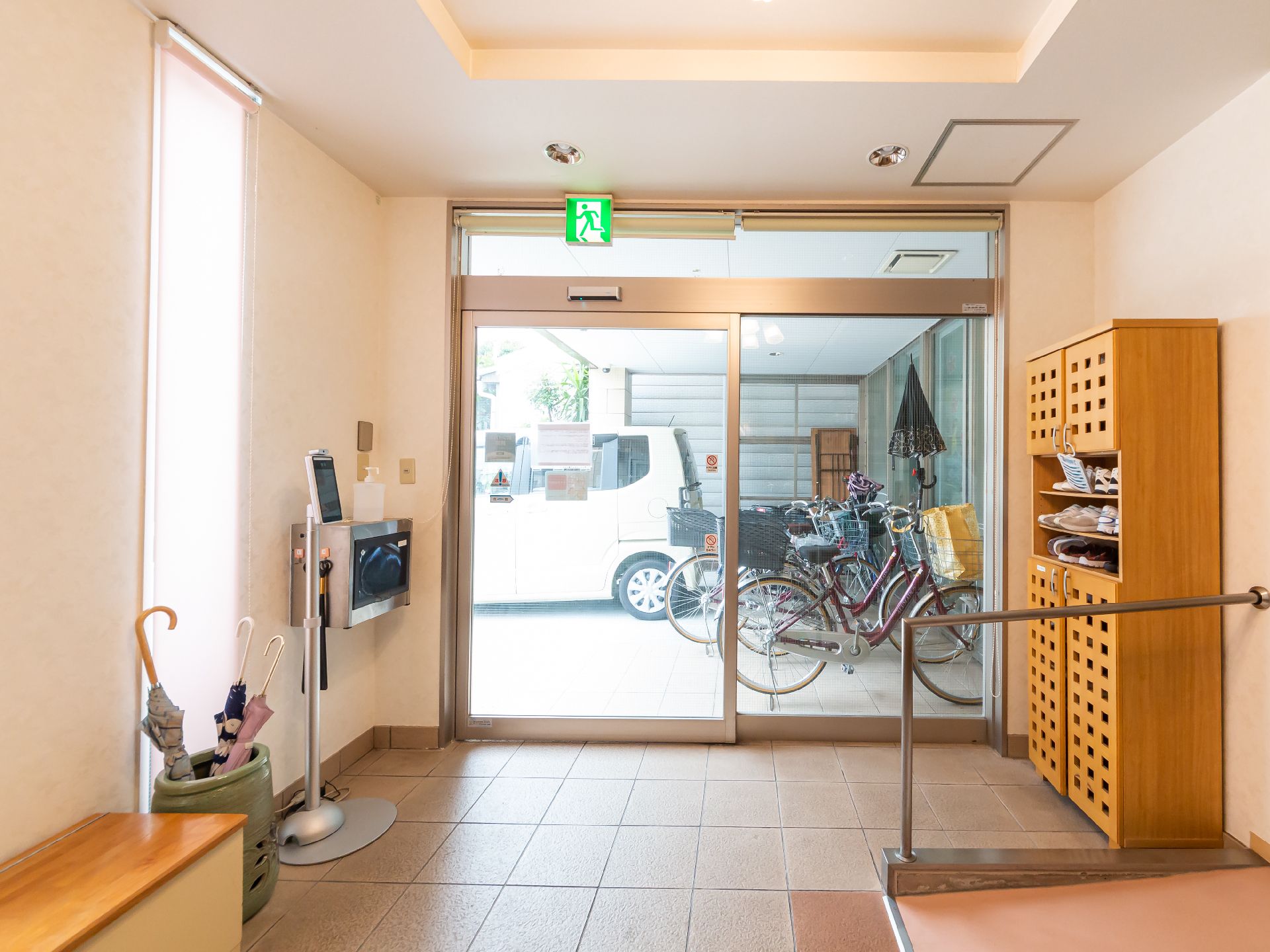 建物の中から見た入口