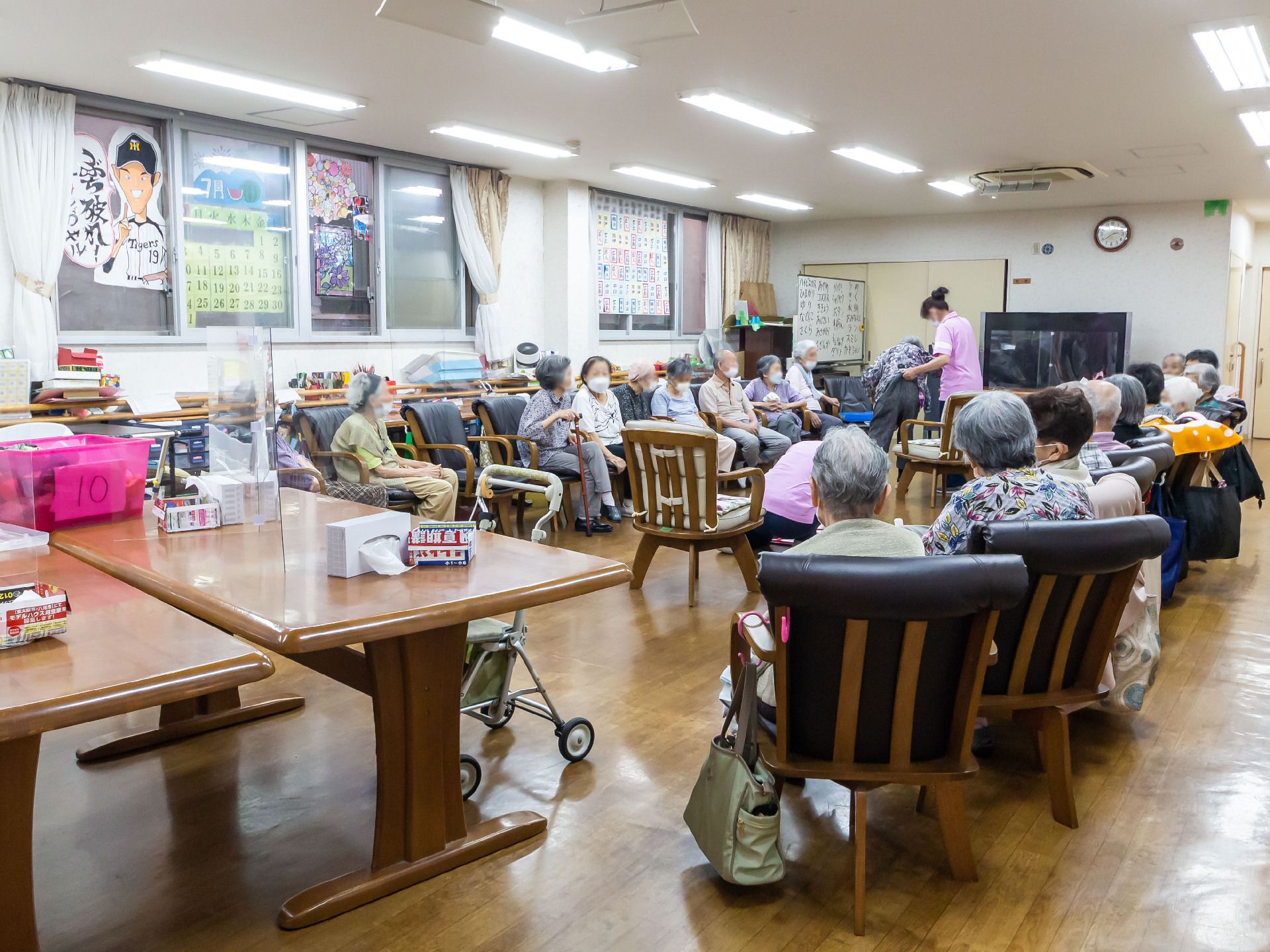 広場で集まっている入居者様