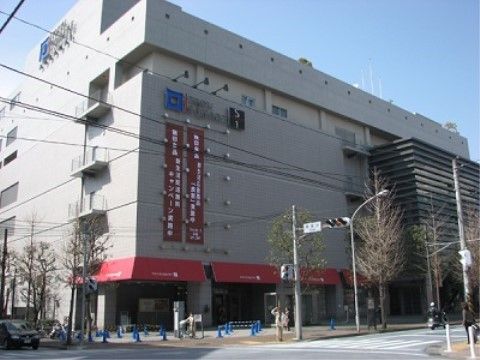最寄りの駅のすぐそばに品揃えの豊富な大規模なショッピングセンターがある。衣類から食料品までお買い物が充実して行える。