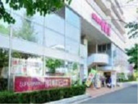 最寄りの駅の近くには、スーパーマーケットがある。生活必需品や食料品などのショッピングができて便利である。