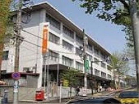 施設の近くに郵便局があり、郵送など手軽に行える。金融機関もあるので、振込や貯金の引出しなども便利である。