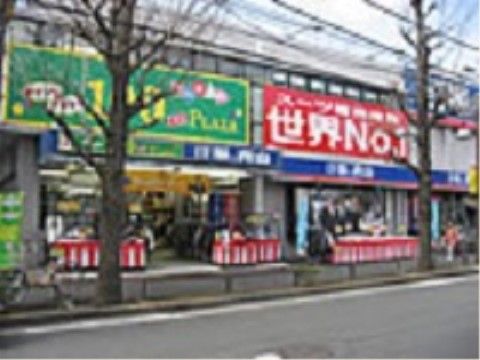 施設の近くには、衣料用品店も充実している。下着や洋服などが手軽に購入でき、衣替えの時期の買い揃えにも便利である。