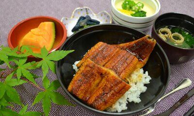 うな丼と吸い物、茶碗蒸しとメロンのデザート