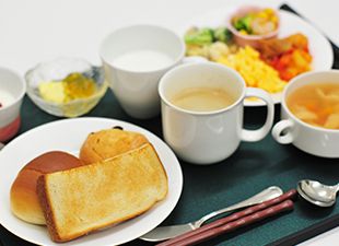 トーストとバターロール、スクランブルエッグとスープのセット