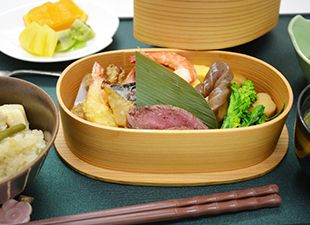 天ぷらやローストビーフが入った弁当