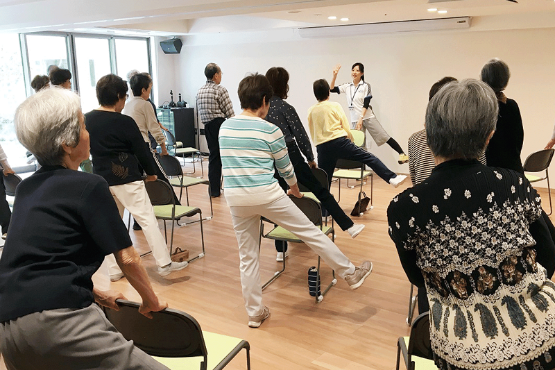 テーブルセットが並んだ食堂。奥行きがあり、大きな窓から自然光が入る。