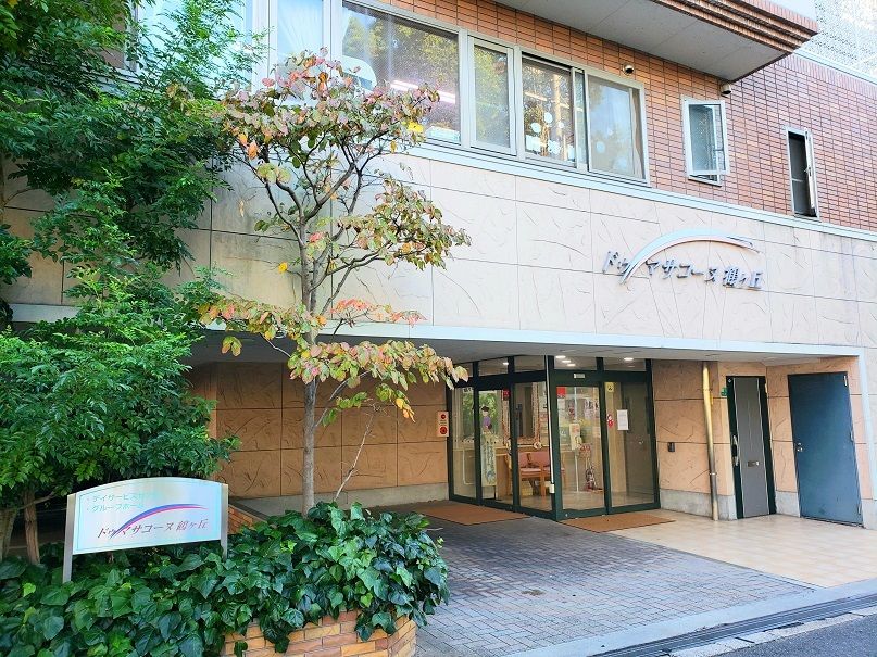 シャンデリアとテレビがある施設内のリラックススペースの様子