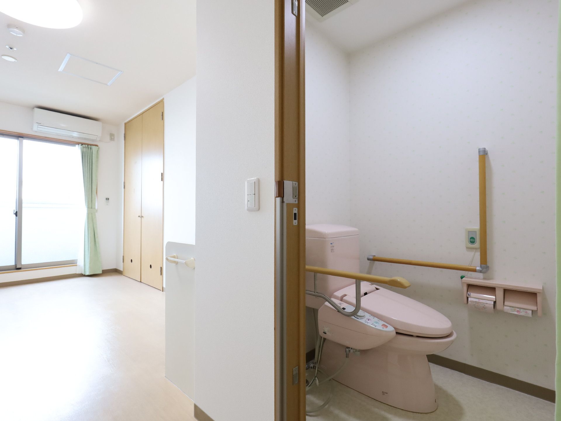 スライド式扉のトイレがある居室