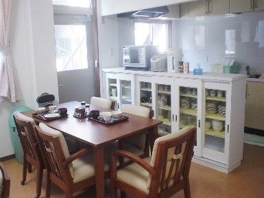 日当たりがよく明るい共有スペース。ダイニングテーブルとキッチンは一般家庭と同じようなサイズ。