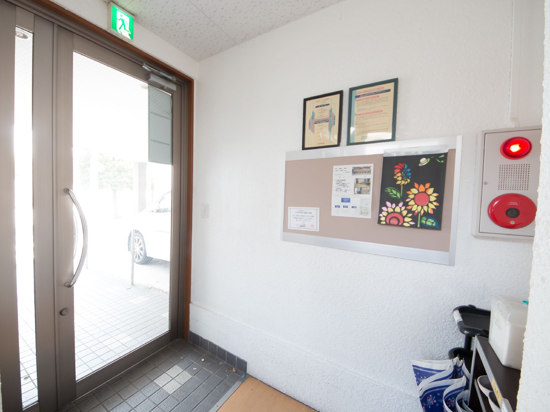 玄関はバリアフリーを採用し、段差をなくしている。壁に掲示板が貼られ、花の絵や施設からのお知らせなどが掲示されている。