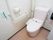 トイレには温水洗浄便座を採用している。便座の横に操作パネルがある。壁には手すりの他、非常ボタンが取りつけられている。