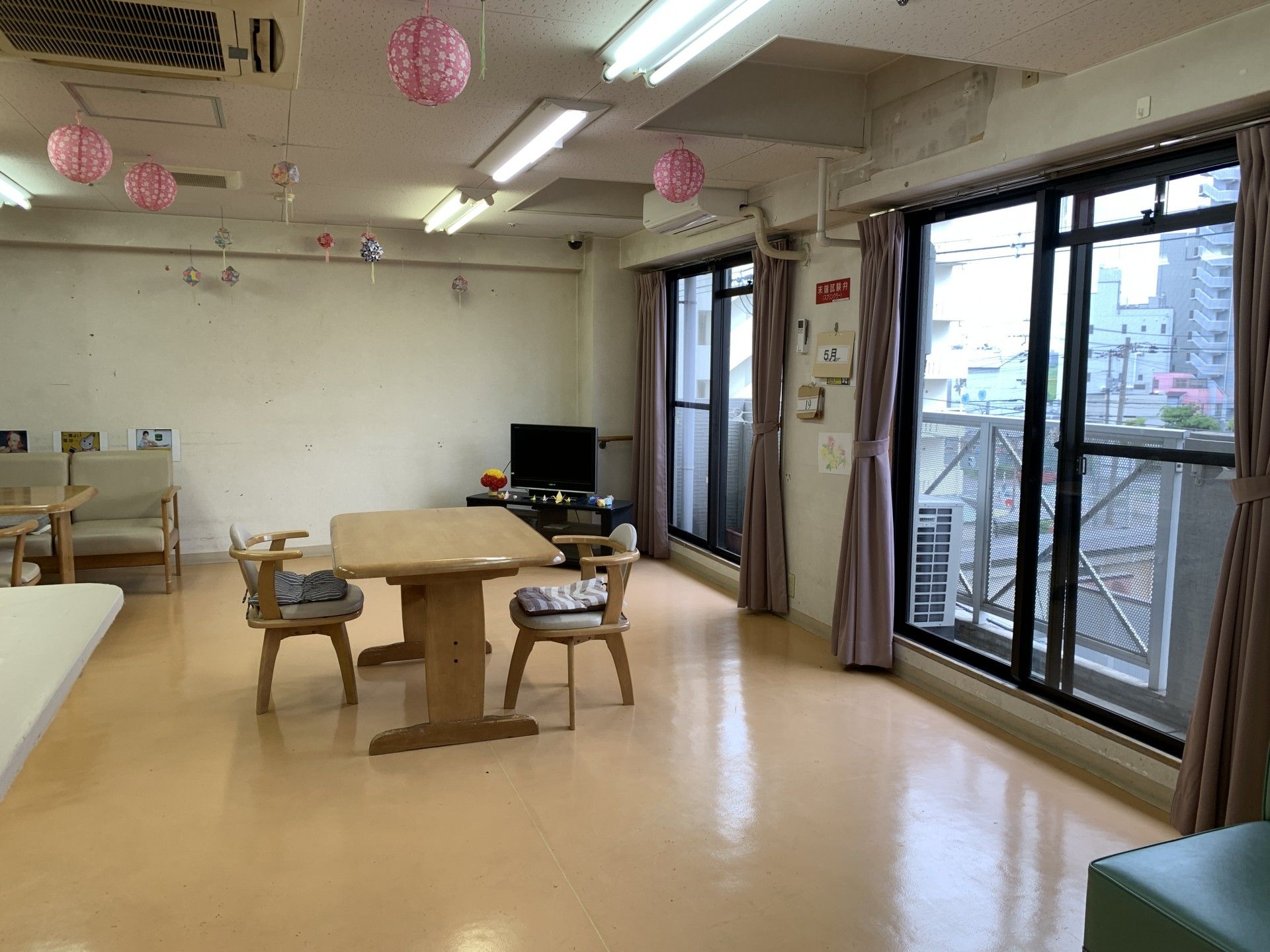 明るく広々とした居間