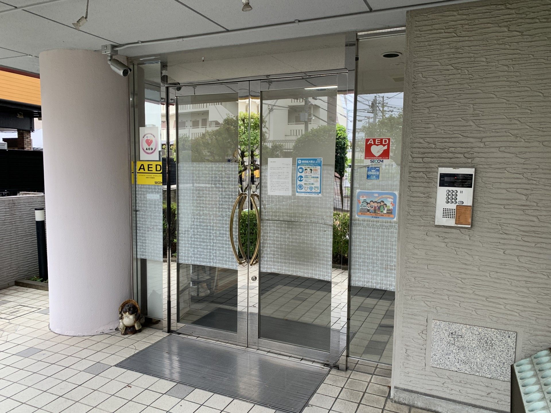 入口にいる犬の像