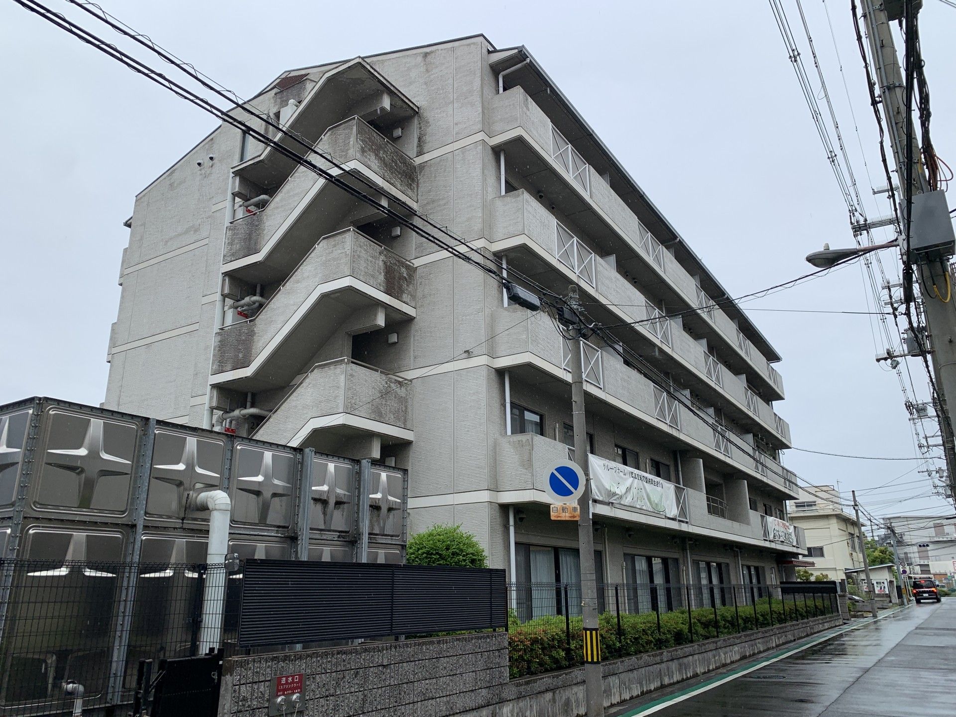 多階層の建物外観